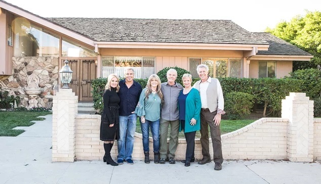 2018_11_02_09_04_14_The_Brady_Bunch_Cast_Reunites_for_HGTV_Renovation_Show_PEOPLE